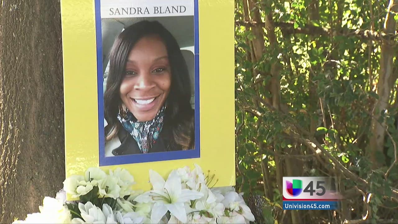 Cientos de dolientes se congregaron este sábado en Lisle, Illinois, para asistir al funeral de Sandra Bland.