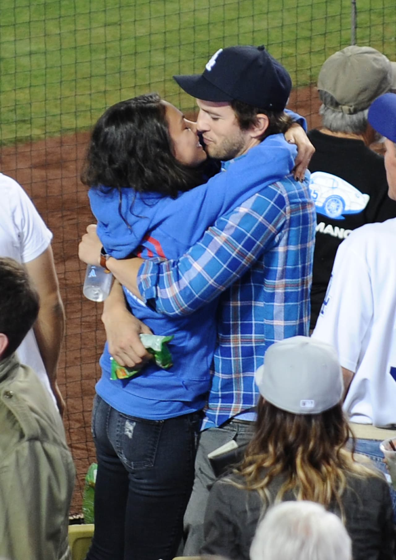 Ashton y Mila fueron a ver un partido de baseball.