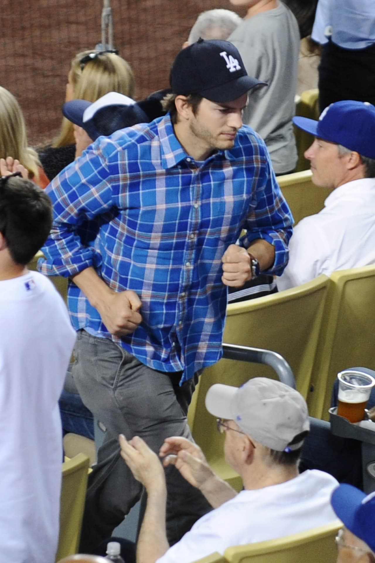 Ashton se paró, ¿por un snack o al baño?