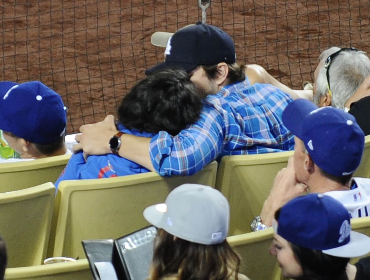 Ahora se abrazan... sentados.