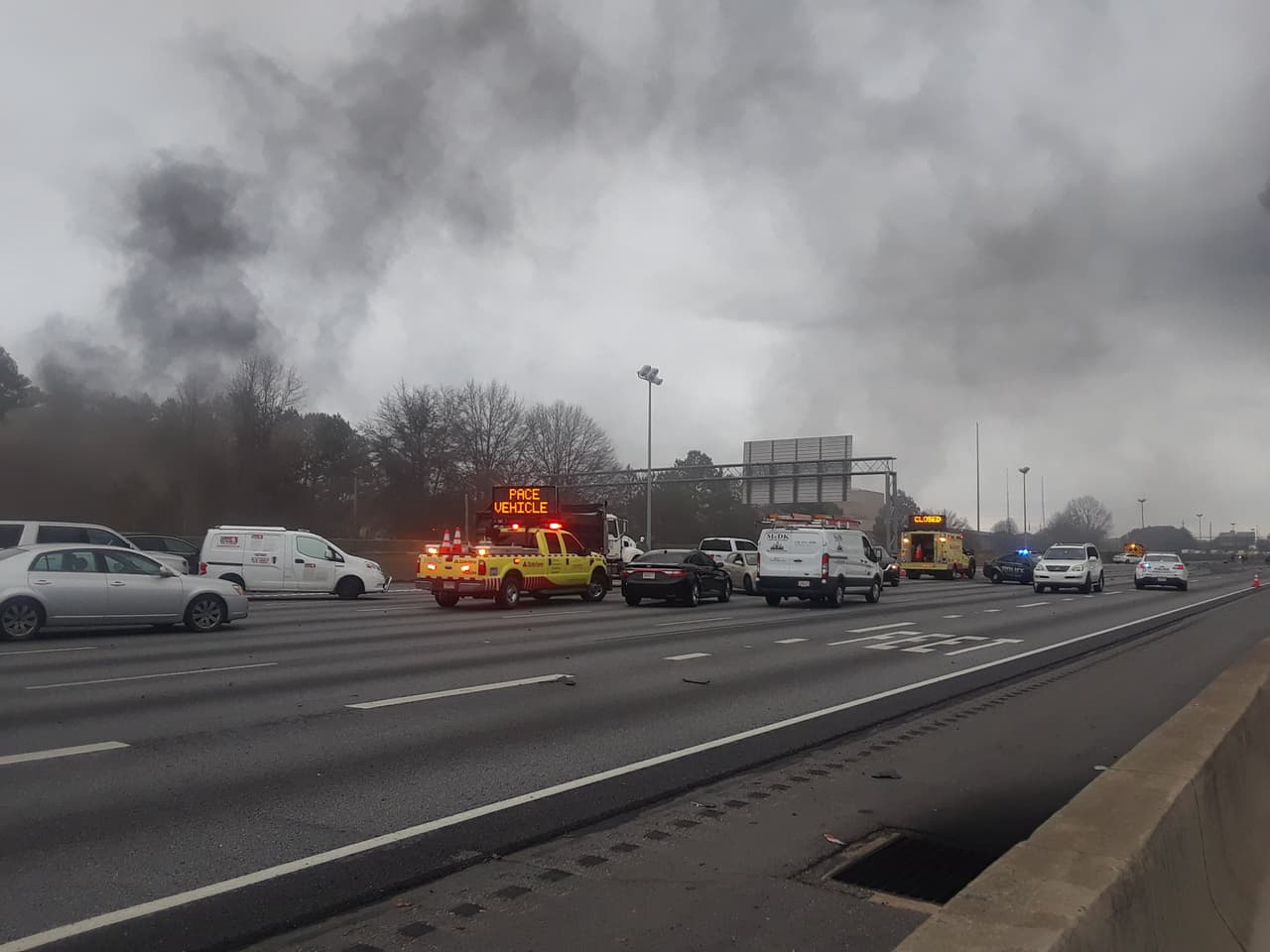 Voraz incendio luego de choque entre un camión con remolque y dos vehículos.