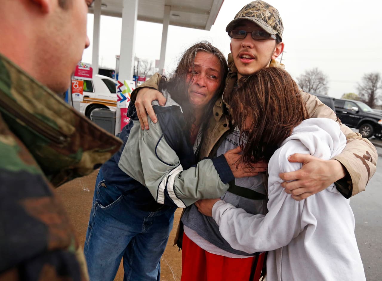 <b>Inundaciones en Louisiana y Texas </b>(del 8 al 12 de marzo de 2016).
<b> </b>Más de 1,000 hogares y negocios fueron destruidos luego de varios días de lluvias que causaron inundaciones a lo largo del río Sabine. 
<b>Cinco personas murieron.</b> En la imagen, Dacia Winters (izq.) abraza a Ryan Ficca y Stormy Winters, tras ser rescatados por la Guardia Nacional de Louisiana debido a las inundaciones en Bossier Parish, Luisiana. 
<b>Costo estimado del desastre: 2,500 millones de dólares. </b>