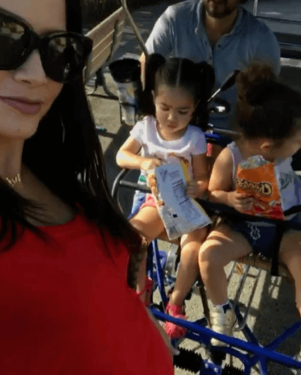 La conductora compartió algunas imágenes de este paseo, en el cual vimos a su Giulietta junto con Anabella sentadas en primera fila.