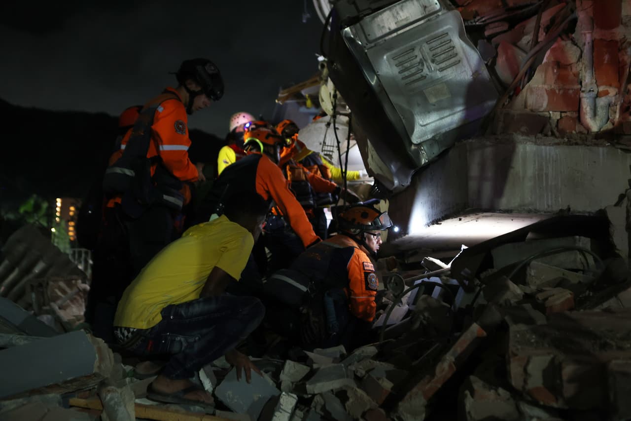 Equipos de rescate buscan sobrevivientes tras un terremoto en Caracas.