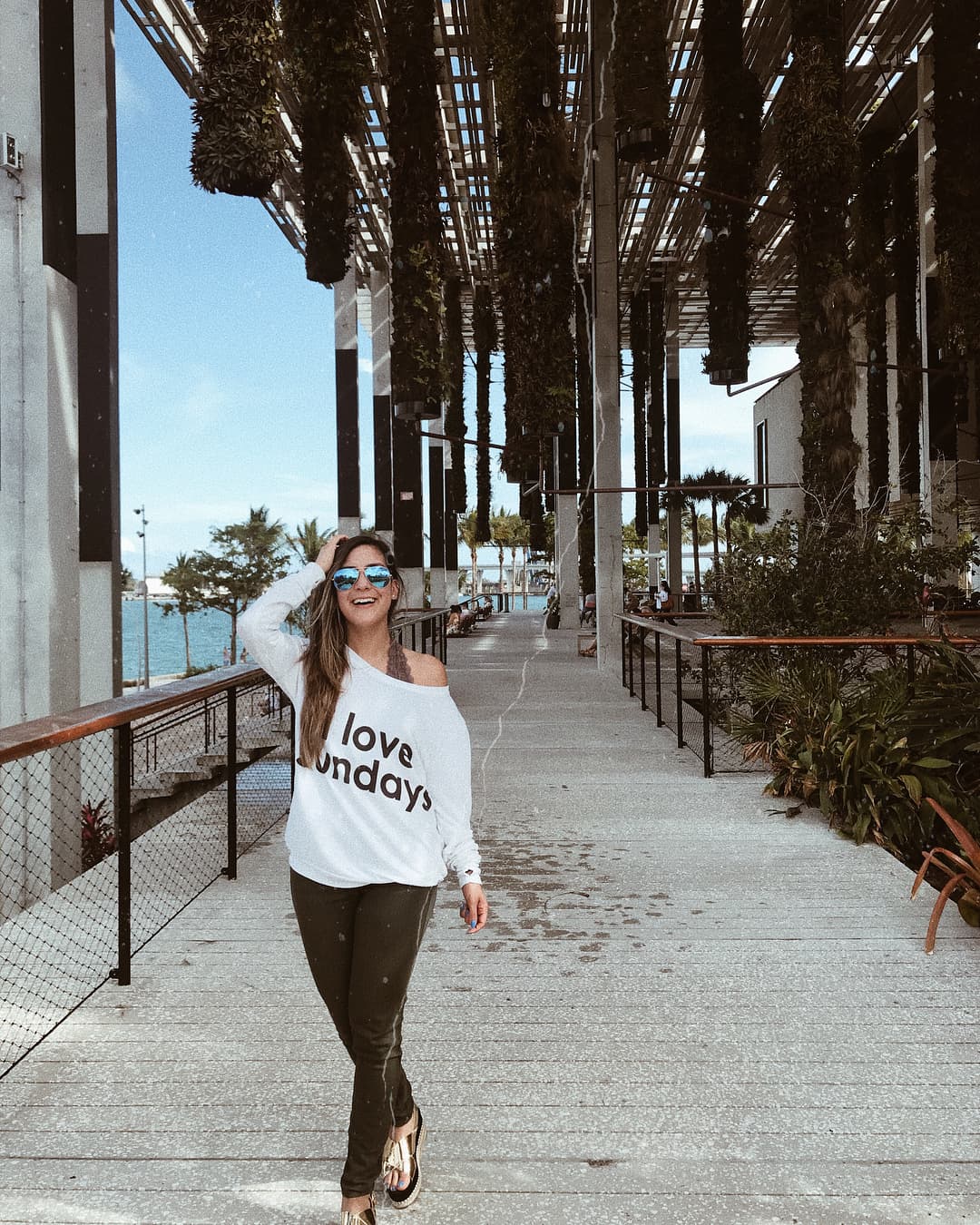 Jessica Rodríguez también ha usado camisetas para expresarse. Aquí la vemos disfrutando de una tarde de domingo con un look totalmente cómodo: jeans, tenis y lentes son los complementos ideales para este tipo de prendas.
<br>