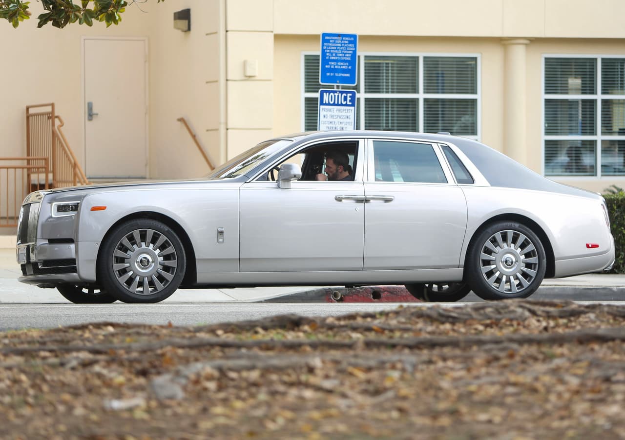 El actor estaba esperando a
<b> <a href="https://www.univision.com/famosos/jennifer-garner-hijo-ben-affleck-jlo-choca-lamborghini" target="_blank">su hijo Samuel, de 10 años</a></b>, afuera de su escuela el pasado viernes 21 de octubre. 
<br>