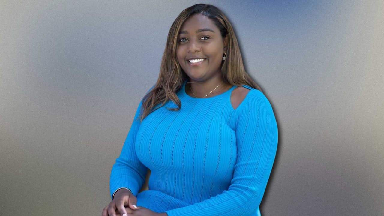 <b>Brianna Suggs (recaudadora de fondos): </b>Su casa fue registrada por agentes federales en noviembre de 2023, marcando el inicio visible de las investigaciones sobre el círculo cercano de Adams.