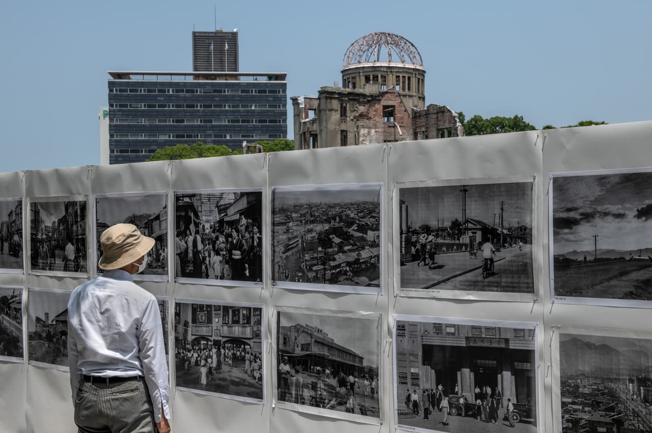 “La posición de Japón es servir como puente entre diversos lados y promover pacientemente su diálogo y acciones
<b> </b>para alcanzar un mundo sin armas nucleares”, dijo Abe.
<br>
<br>Un hombre ve una exposición de fotografías de Hiroshima después de que fuera destruida por el ataque con bomba atómica.