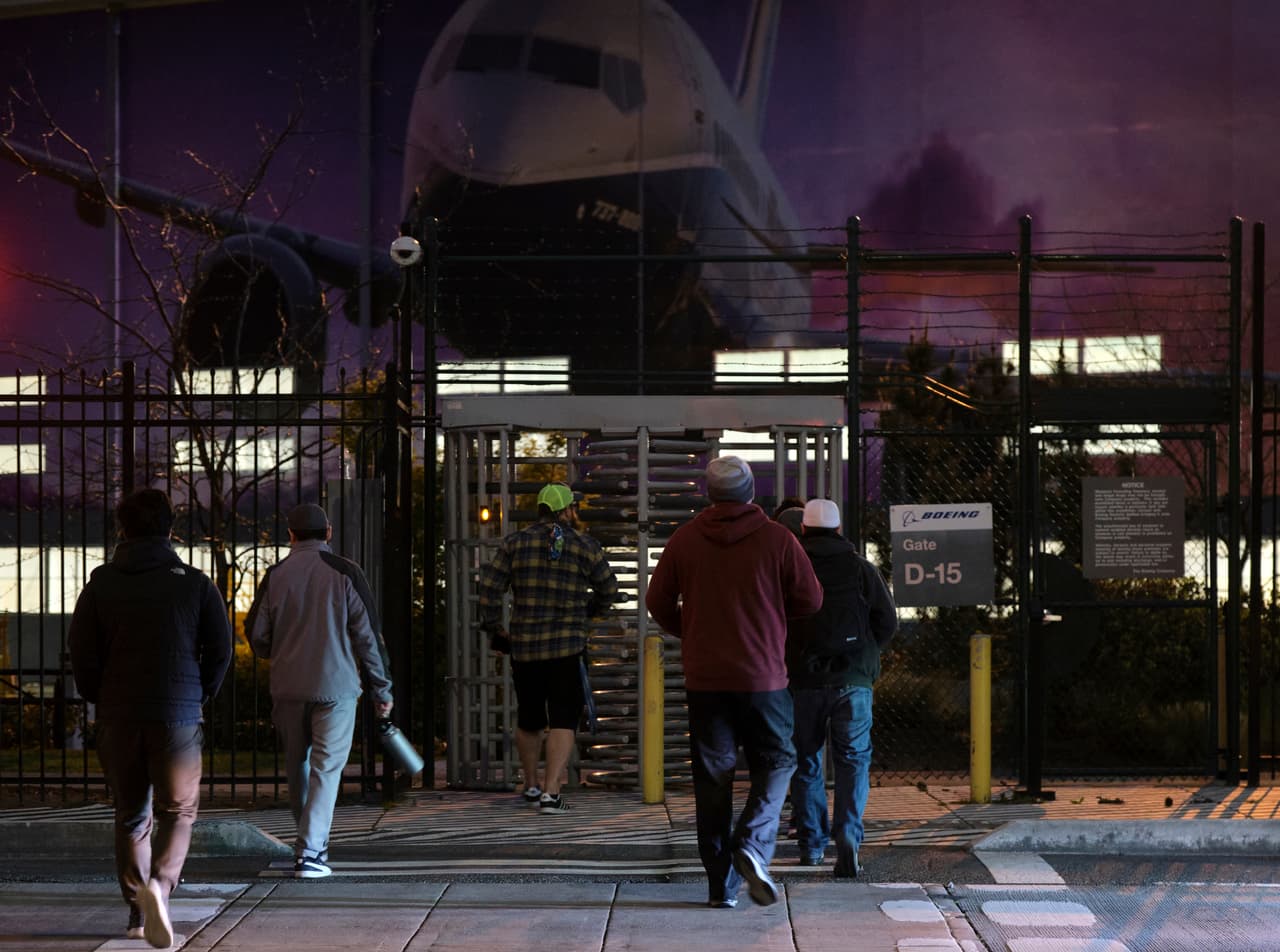 Empleados del fabricante de aviones Boeing entran a la planta recién reabierta en Renton, Washington, el 21 de abril. La empresa aeronáutica reinició la producción de aviones comerciales en sus instalaciones del área de Seattle, lo que puso a 27,000 personas de regreso al trabajo. 
<a href="https://www.univision.com/noticias/salud/mapa-actualizado-del-coronavirus-cifras-de-casos-confirmados-y-fallecidos">Vea aquí nuestro mapa actualizado del coronavirus: cifras de casos confirmados y fallecidos </a>
