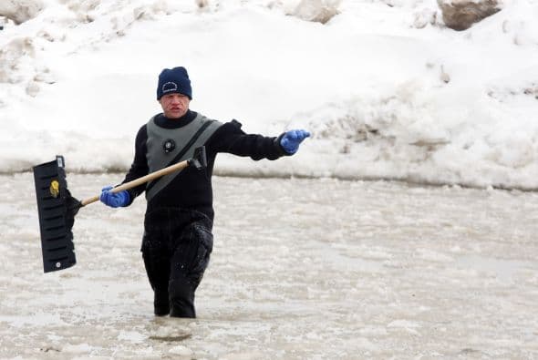 ¡Lo hizo!Mira lo congelado que quedó el comediante Jimmy Fallon luego de aceptar el reto que le hizo el alcalde de Chicago Rahm Emanuel de lanzarse a las congeladas aguas del Lago Chicago durante el Polar Plunge 2014 y con un temperatura de 2 grados