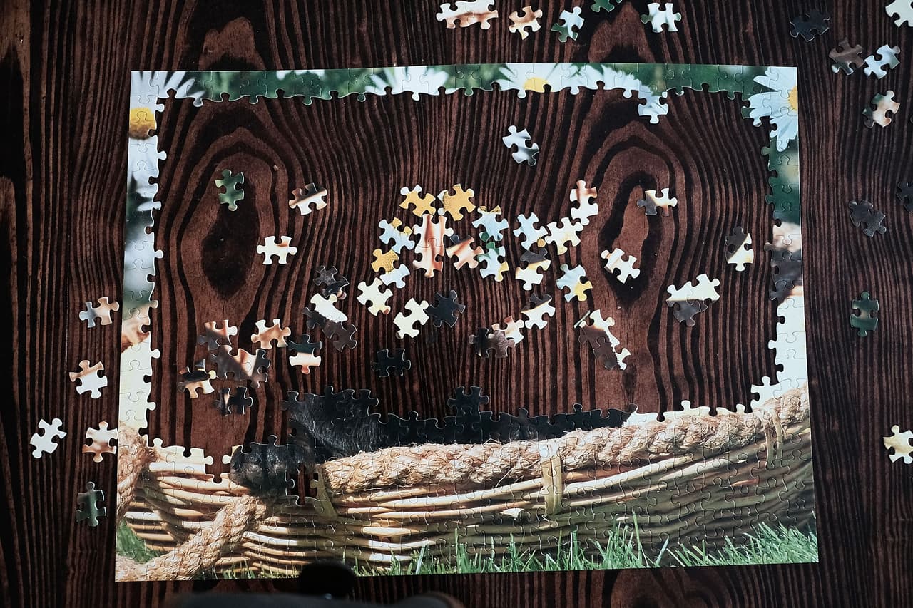 La terapia incluye actividades como armar un rompecabezas o hacer crucigramas. Científicos han 
<a href="http://brainblogger.com/2015/10/21/sudoku-and-crossword-puzzles-to-manage-drug-addiction/">encontrado</a> que estas contribuyen a fortalecer las conexiones de las neuronas, que se ven afectadas por las 
<a href="http://www.univision.com/noticias/drogas-y-adicciones/las-muertes-por-sobredosis-de-opioides-llega-a-cifras-historicas-en-eeuu">drogas</a>.
<br>