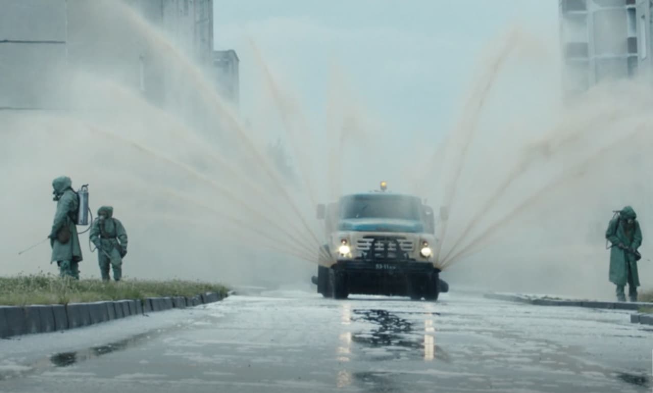 Un camión lanzando agua en la planta nuclear de Chernóbil luego de la explosión, un fotograma de la serie producida por HBO. El accidente causó 31 muertos de manera directa (2 la noche de la explosión, y 29 en las semanas o meses posteriores), pero se cree que a raíz de la contaminación radiactiva miles de personas murieron en los años siguientes, aunque no hay una cifra exacta.