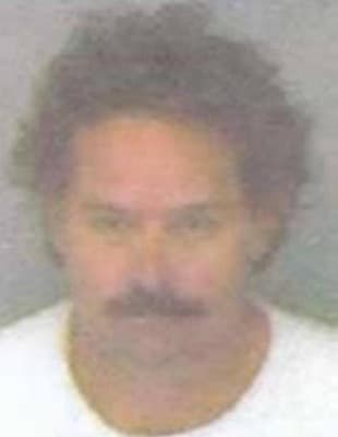 <h3 class="cms-H3-H3">Jerold C. Dunning</h3>
<br>
<br>Este hombre de 51 años, oriundo de Michigan, es acusado de 
<a href="https://www.fbi.gov/wanted/cac/jerold-c.-dunning" target="_blank">participar en actividades lascivas con un niño menor de 16 años</a>, en St. Petersburg, Florida, de 1996 a 1998. 
<br>
<br>Dunning fue arrestado el 14 de octubre de 1998 y posteriormente liberado bajo fianza. Su juicio estaba programado para el 29 de junio de 1999, pero no compareció ante el tribunal. 
<br>
<br>La agencia indica que Dunning tiene experiencia en el trabajo con fibra de vidrio utilizada para la construcción de barcos y que le gustan las actividades al aire libre, como acampar, pescar y esquiar (agua/nieve). Además, posee varias armas con fines recreativos. 
<br>
<br>Si bien el fugitivo tiene vínculos con Florida y Tennessee, el FBI pudo haber huido a Brasil. 
<br>
<br>