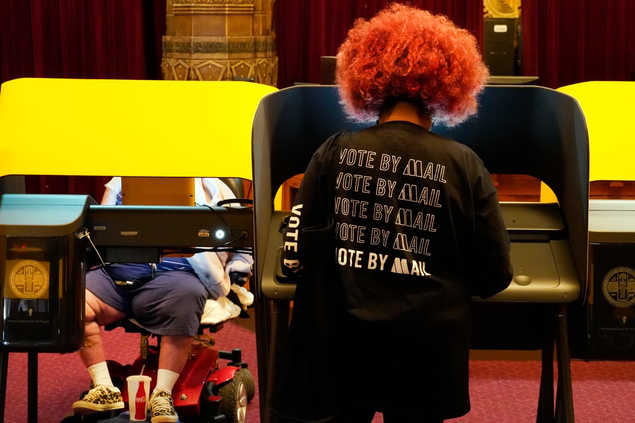 El mensaje que invita a votar ha sido masivo. En gorras, camisetas e incluso tapa bocas, la palabra "VOTE", recuerda a los electores que sin importar por quién, el ejercicio democrático es clave para mantener el sistema de libertades en Estados Unidos.