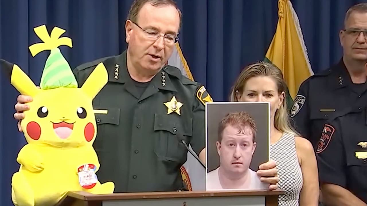 Arrestan a hombre con un Pikachu que planeaba usar en encuentro sexual con un niño