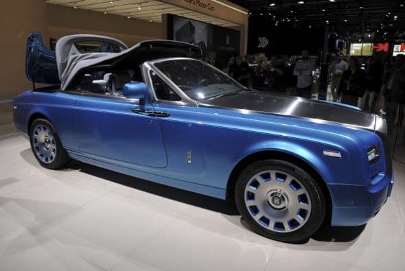 El Rolls-Royce Drophead sigue volteando miradas de todos los que pasan junto a él.