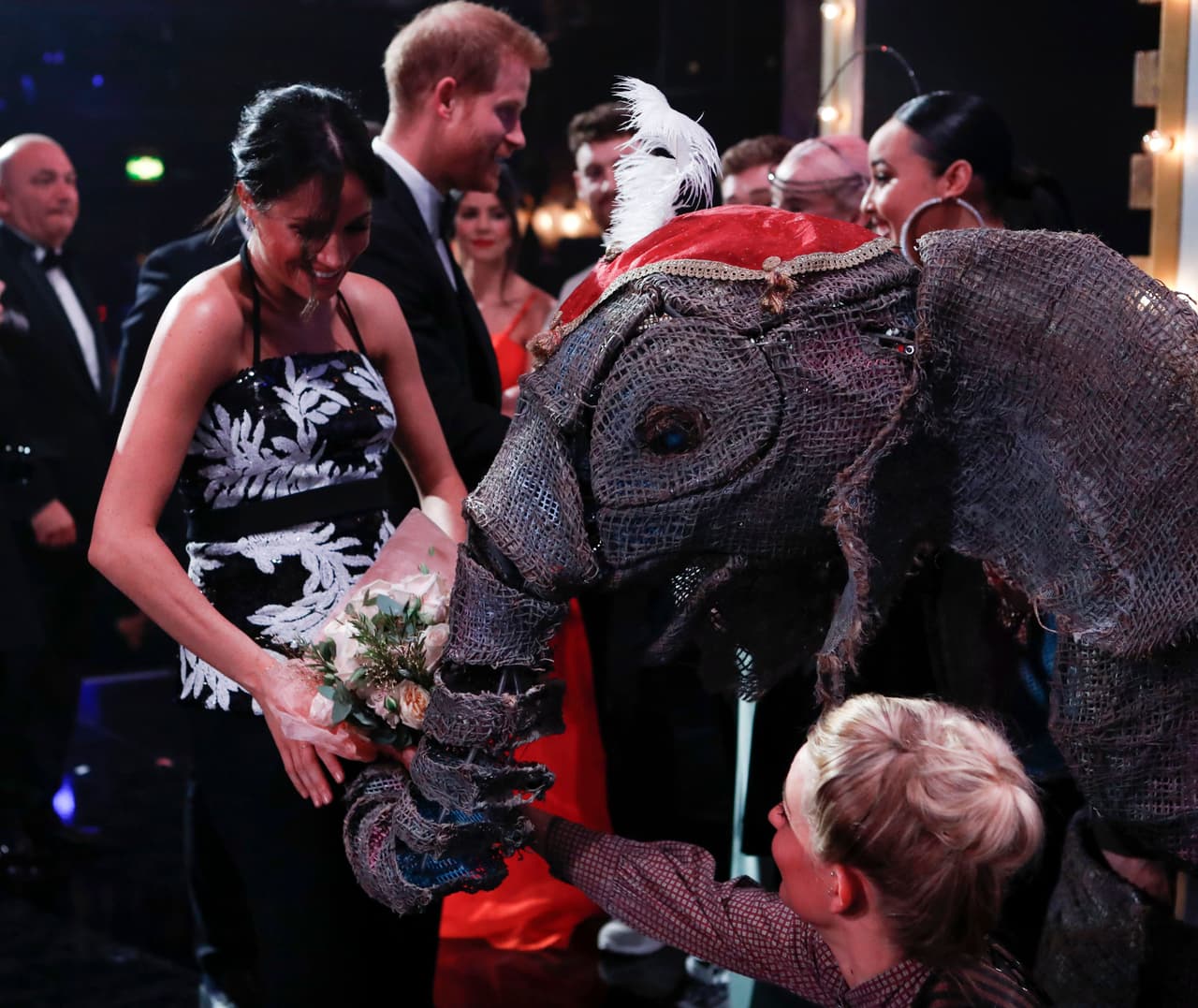 En 'Elephant', Meghan Markle narra el "viaje épico" que realizan el "elefante africano Shani y su hijo Jomo a través del vasto desierto de Kalahari", de acuerdo con una reseña de 
<b><a href="https://people.com/royals/meghan-markle-announces-first-post-royal-gig-as-she-voices-disney-documentary-on-elephants/" target="_blank">People.</a></b> 
<br>