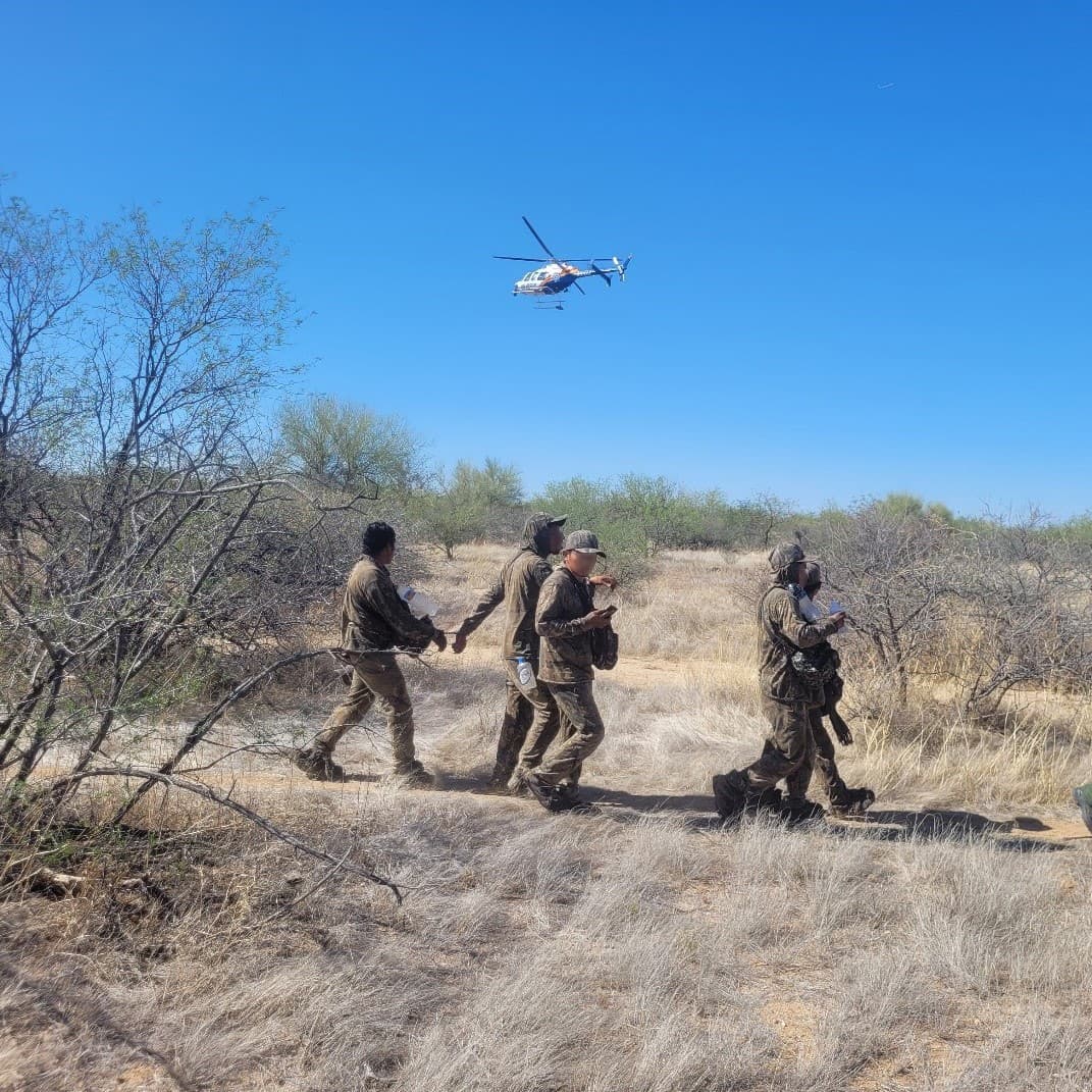 Un helicóptero respondió recientemente al reporte de tres grupos de indocumentados cerca de la carretera SR-286. Trabajando con agentes de la estación de Tucson en el terreno, detuvieron a 16 migrantes.