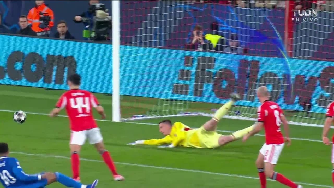 ¡TIRO ATAJADO! disparo por Arda Güler.