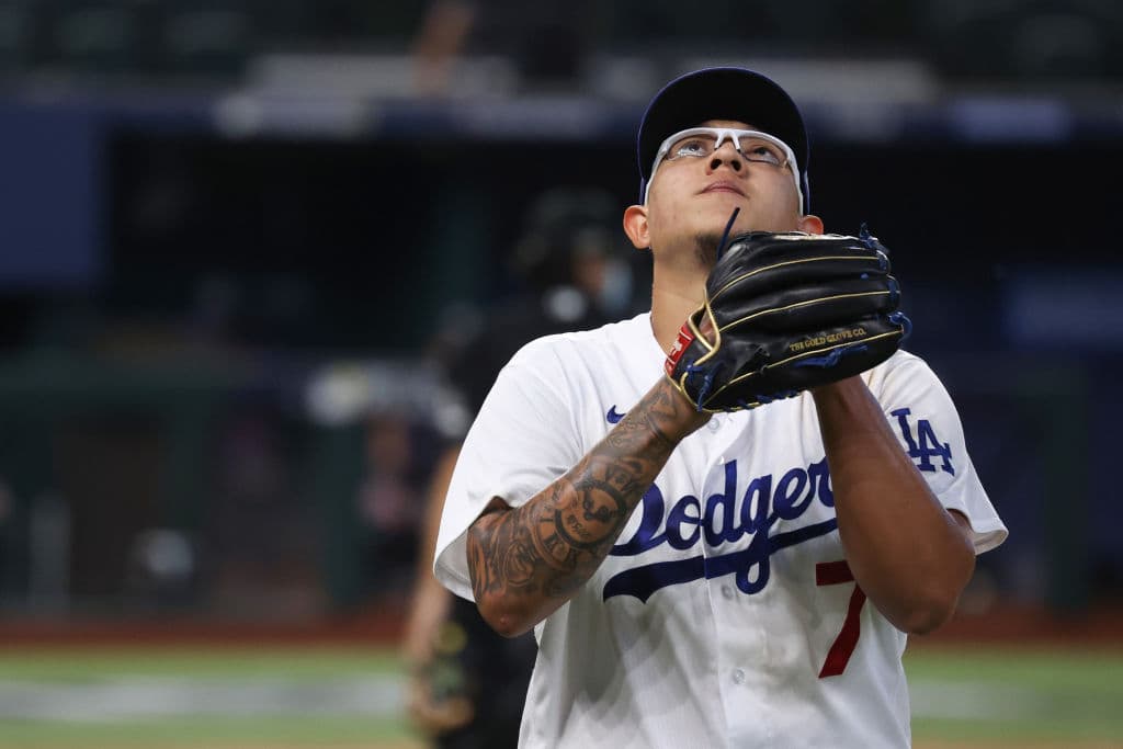 Julio Urias hizo historia tras convertirse en el primer pitcher mexicano en ganar seis partidos en postemporadas en las Grandes Ligas, pues llevó a la Serie Mundial tras vencer 4-3 a los Atlanta Braves