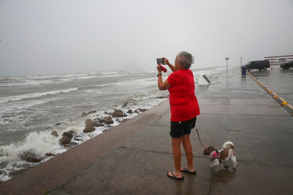 Cheri Daigle, una profesora jubilada, tomó una fotografía cuando Nicholas se acercaba a la costa de Texas, el 3 de septiembre. Se espera que el sistema produzca lluvias adicionales de 5 a 10 pulgadas desde la zona costera de Texas hasta el centro y el sur de sur de Louisiana, el extremo sur de Mississippi y el extremo sur de Alabama, con totales de tormenta aislados de 20 pulgadas.