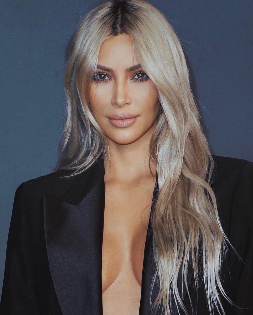 Kim Kardashian, quien está próxima a cumplir 42 años, reveló en la reciente entrevista que hasta el momento no ha notado en su cabellera ni una solo cana, lo cual la sorprende. "Todavía no me han salido canas. ¿No es raro?", apuntó.