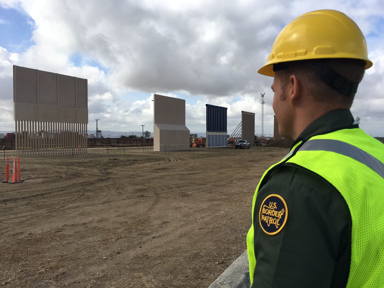 Así son los muros 'impenetrables' de Trump: visitamos los 8 prototipos ya construidos en la frontera