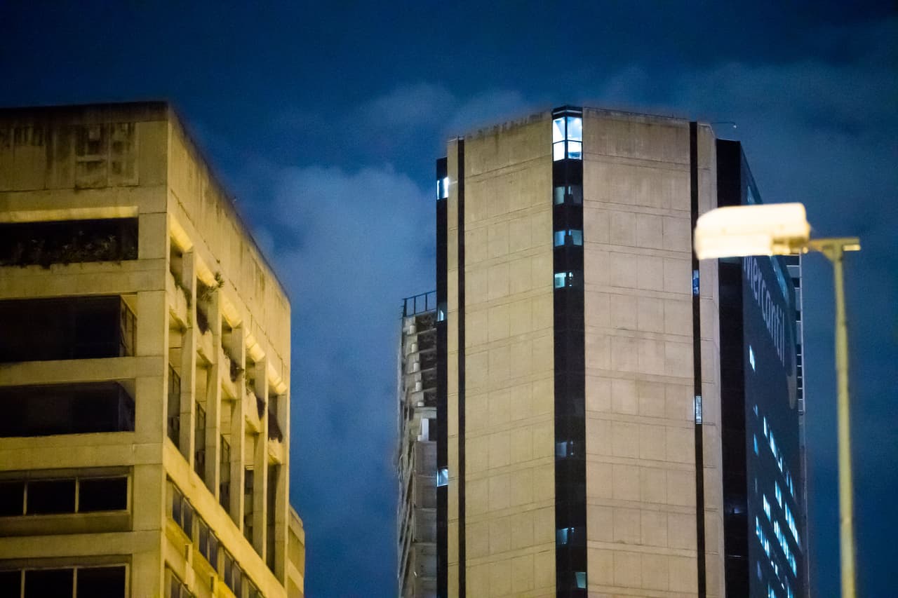 CR001. CARACAS (VENEZUELA), 21/08/2018.- Detalle de la estructura del edificio "Torre de David" hoy, martes 21 de agosto de 2018, en Caracas (Venezuela). Los venezolanos se vieron hoy estremecidos por un fuerte sismo de magnitud 6,3 con epicentro en el "sureste de Yaguarapano" en el oriente del país, de acuerdo con la Fundación Venezolana de Investigaciones Sismológicas (Funvisis), aunque el Servicio Geológico de EE.UU. reporta una magnitud de 7,0. EFE/Miguel Gutiérrez