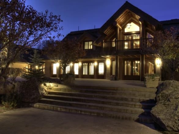 ¡El baño es todo un lujo! Dispone de bañera de hidromasaje y una ducha enorme. La propiedad está asentada de manera que el propietario disfrute de vistas geniales, una alberca con cascada incorporada. ¡Y de manera privada!