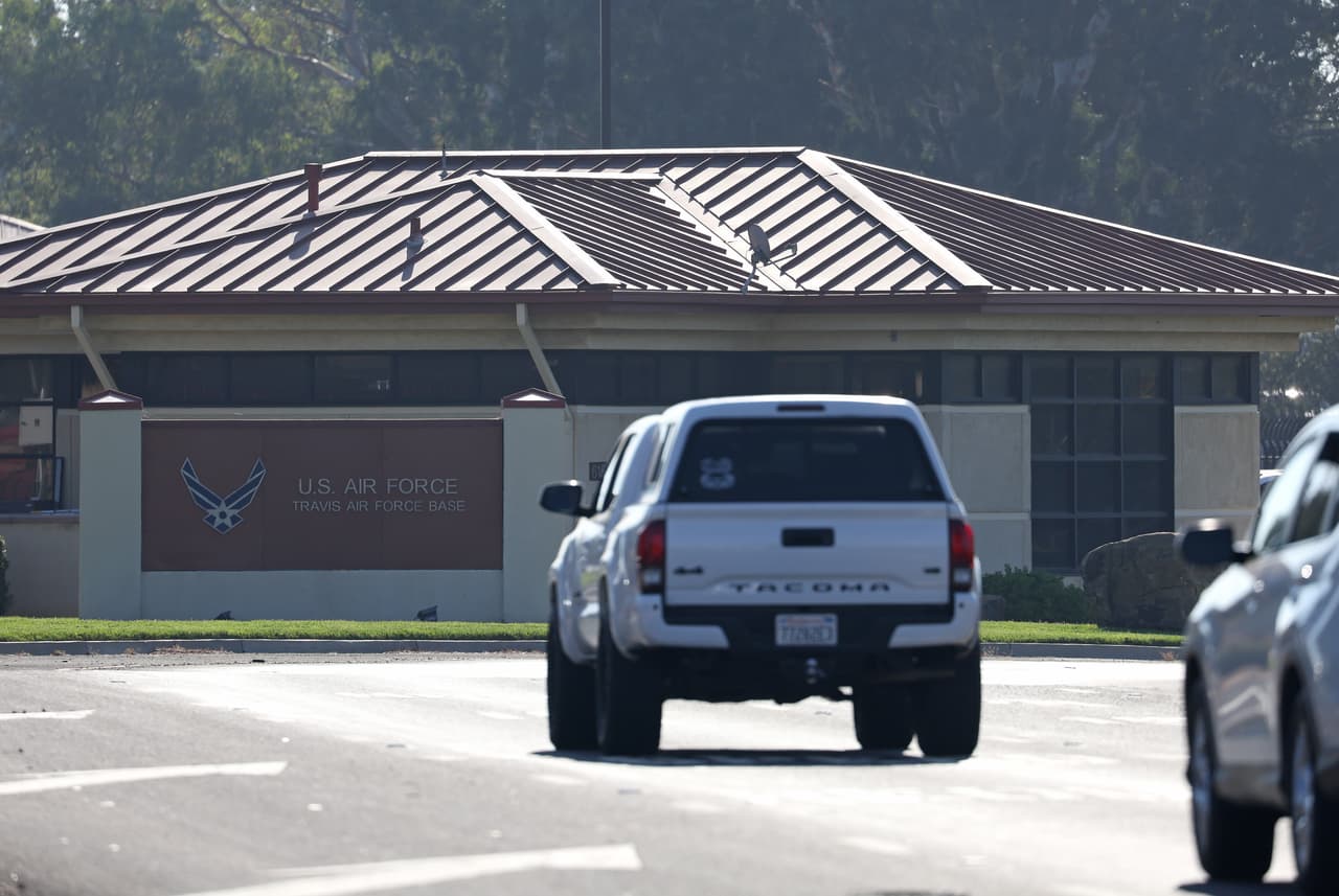 El CEO de Flannery, Jan Sramek, se reunió con Thompson para aclarar sus inquietudes sobre los terrenos cercanos a instalaciones críticas. Sramek explicó que habían vendido parte de esos terrenos.
<br>