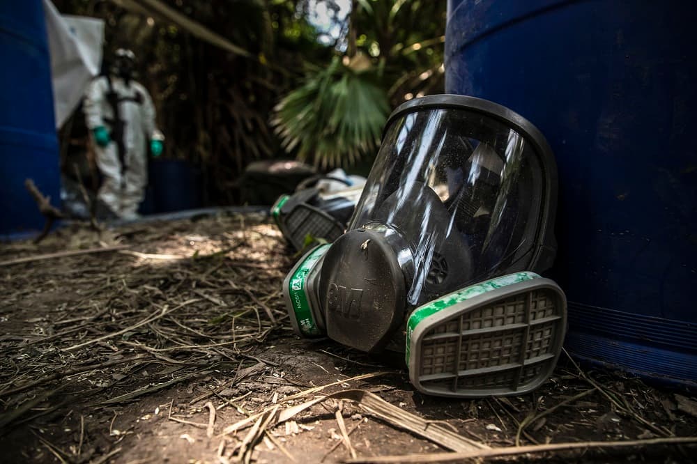Los laboratorios de metanfetaminas se encontraban en El Dorado, al sur de la capital estatal, Culiacán, cerca de un canal de agua que desemboca en el mar y en cuyo cauce se derramaban los químicos precursores que se necesitan para esos estupefacientes.