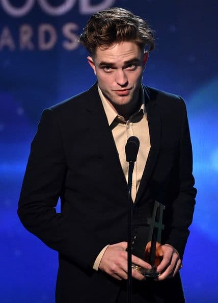 Robert Pattinson hizo su aparición estelar en los Hollywood Film Awards y se encargó de reconocer al 'Mejor Director'.