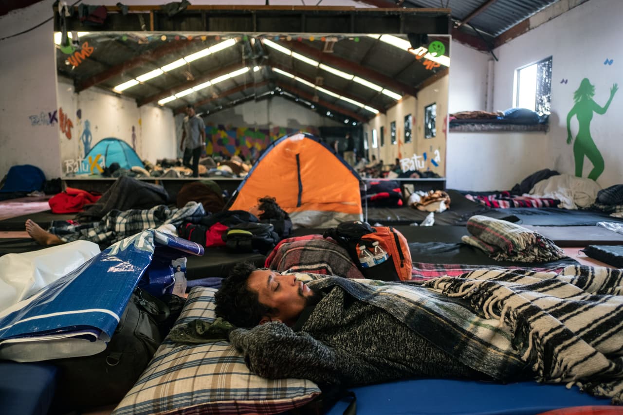 Cerca de los narcos y lejos de la frontera: así es el nuevo albergue de la caravana migrante