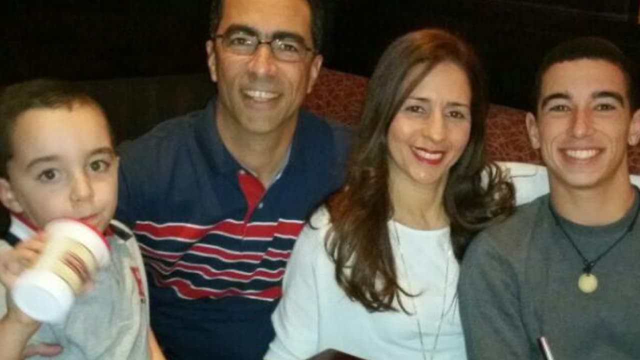 Esta es Patricia Ripley, junto a su esposo y sus dos hijos. El menor de ellos es 
<b><a href="https://www.univision.com/local/miami-wltv/un-video-podria-ser-la-clave-para-resolver-el-caso-del-nino-con-autismo-hallado-muerto-en-miami-dade">Alejandro Ripley,</a></b> cuyo cadáver fue hallado en un canal de Miami-Dade el viernes pasado, luego de que su madre lo 
<a href="https://www.univision.com/local/miami-wltv/edicion-digital-miami/flotando-en-un-lago-lo-que-se-sabe-del-hallazgo-de-un-nino-autista-que-habia-sido-secuestrado-en-kendall-video">reportara como secuestrado el día anterior</a>.