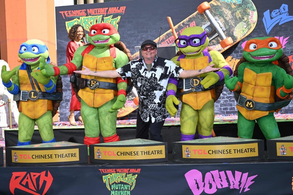 A 7 minutos caminando de la estrella de Marc Anthony, frente al Teatro Chino TLC hallarás las huellas que dejaron las Tortugas Ninja, Leonardo, Raphael, Donatello y Michelangelo. En el centro, uno de sus creadores, Kevin Eastman, quien no se perdió el evento, ocurrido el pasado jueves.
