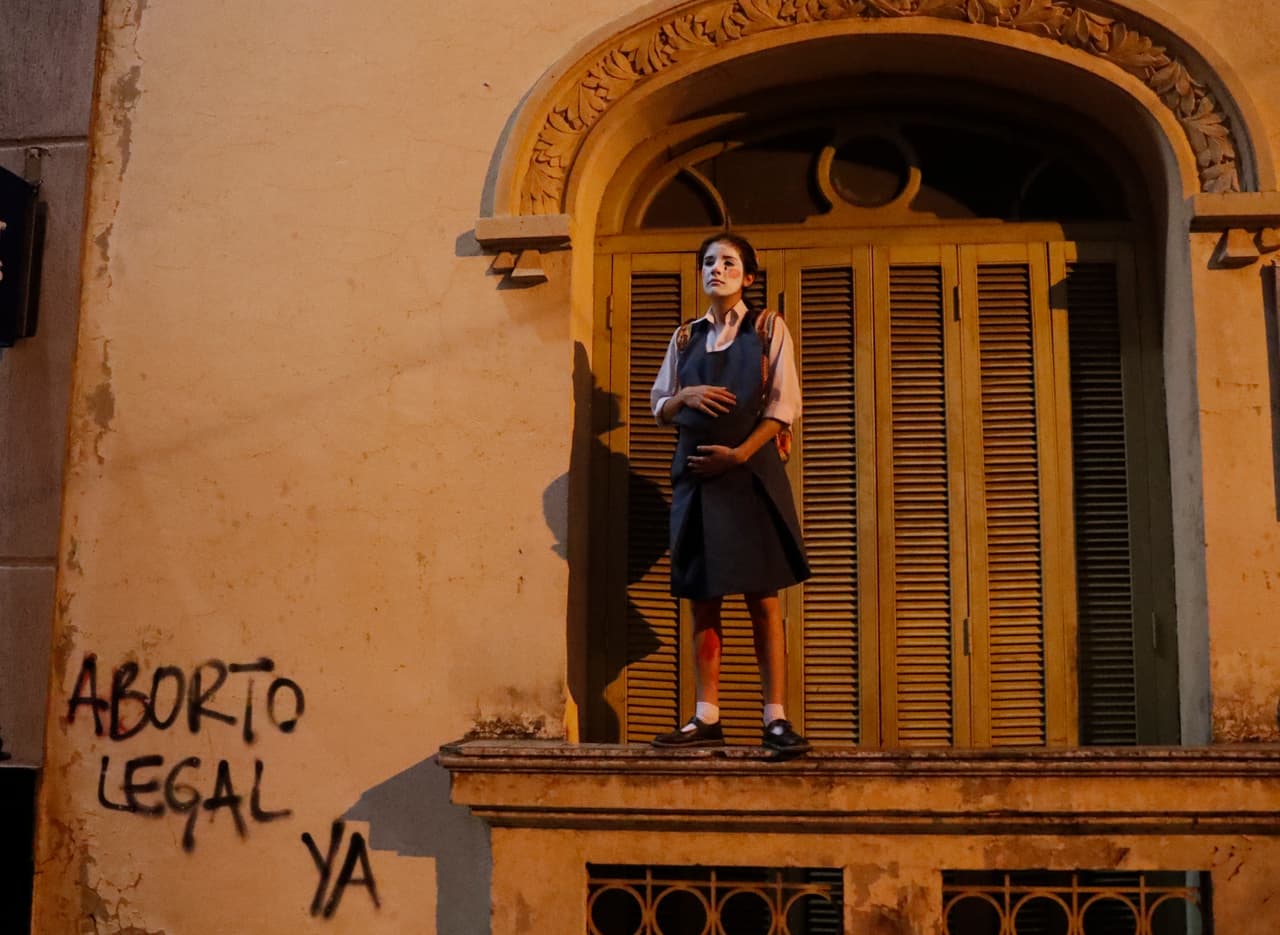 <b>PARAGUAY:</b> Una mujer que simula estar embarazada realiza un performance durante la marcha realizada en Asunción.