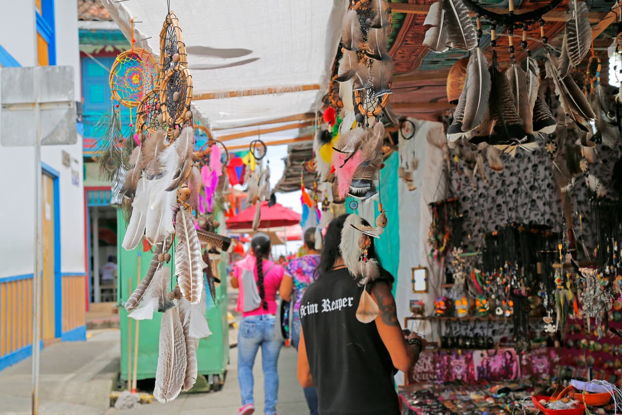 El comercio de artesanías, locales y de otros pueblos de la región, es una constante en la dinámica económica del municipio de Filandia.