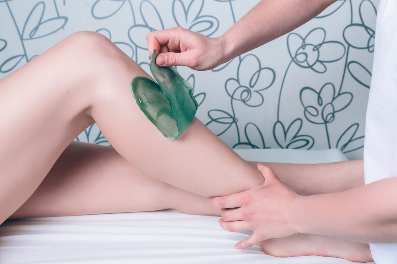 <b>Relájate.</b> Mientras más tensa estés más complicado te resultará aplicarte la cera y retirártela, por lo que te recomendamos tranquilizarte y estar relajada.