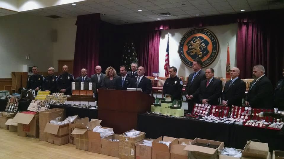 Arrestan a padre e hijos en Nueva York con artículos pirateados valorados en 25 millones de dólares