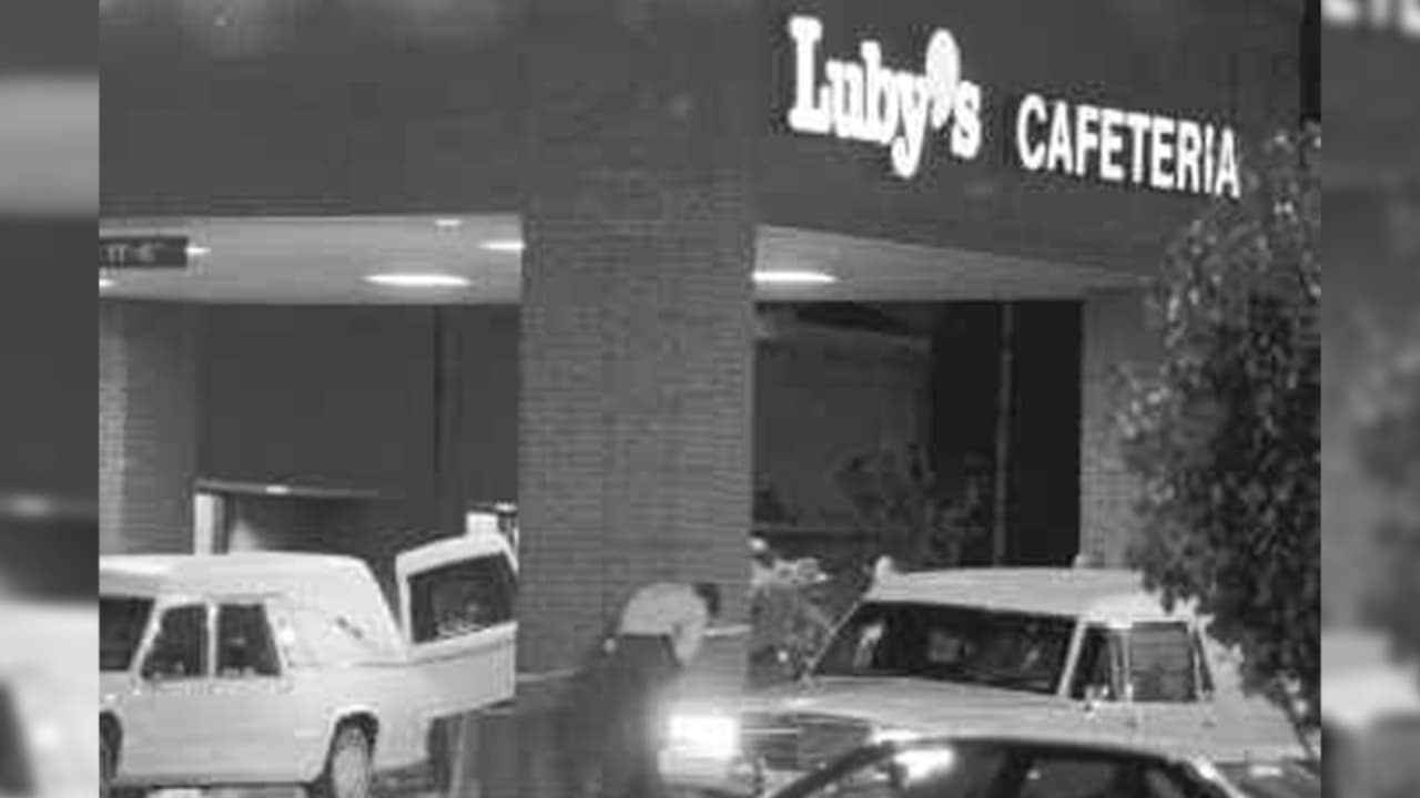 Otro tiroteo masivo que permanece en la mente de los texanos ocurrió el 16 de octubre de 1991 en un
<a href="https://murderpedia.org/male.H/h/hennard-george-jo.htm" target="_blank">restaurante Lubby's de Killeen,</a> un poblado al norte de Austin. El autor de la masacre irrumpió con un vehículo en el establecimiento y empezó a disparar. 23 personas murieron y otras 27 resultaron heridas. El pistolero se enfrentó con la policía y fue abatido.