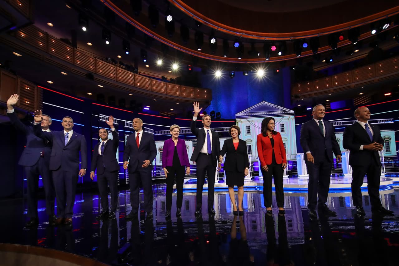 Cinco periodistas de NBC y Telemundo moderaron el debate con el que formalmente arrancó la campaña para las primarias demócratas. Pese a los roces, los 10 participantes 
<b>mantuvieron un tono cordial y de respeto</b>.
<br>