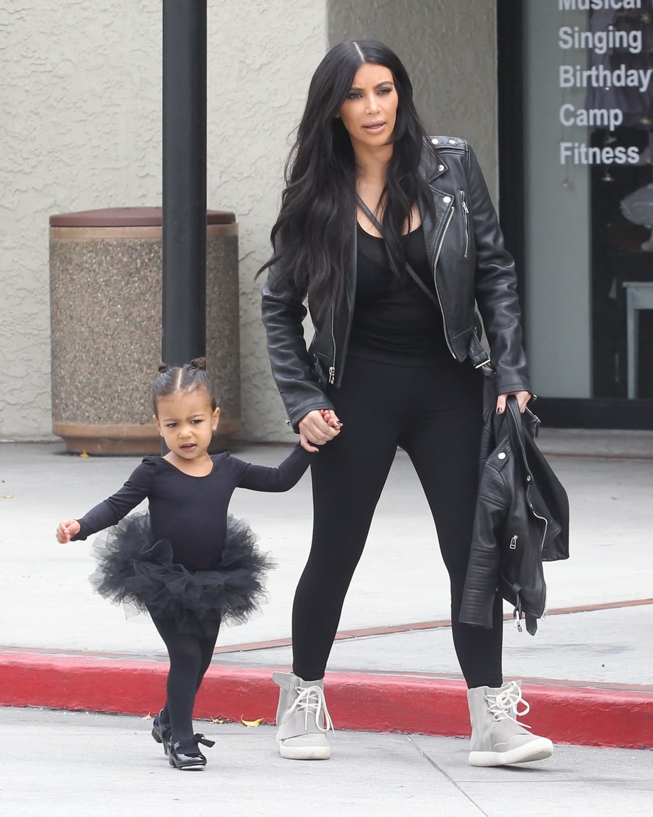 Si bien, Nori iba vestida toda de negro, unos parados chonguitos y un “tutu” muy gordito le dieron el toque tierno a su look.