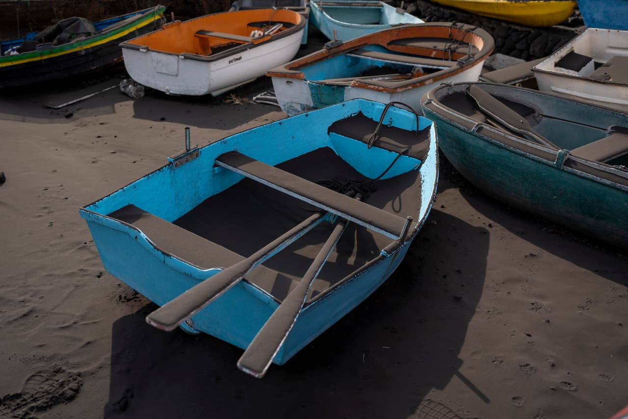 Un bote en el pueblo de Puerto Naos, en la isla de La Palma, luce cubierto de ceniza. Expertos consultados por la agencia AP coinciden en que
<b>es sumamente difícil predecir cuándo cesará la erupción</b>, ya que sus causas responden a una compleja actividad geológica en las grandes profundidades de la Tierra.
<br>