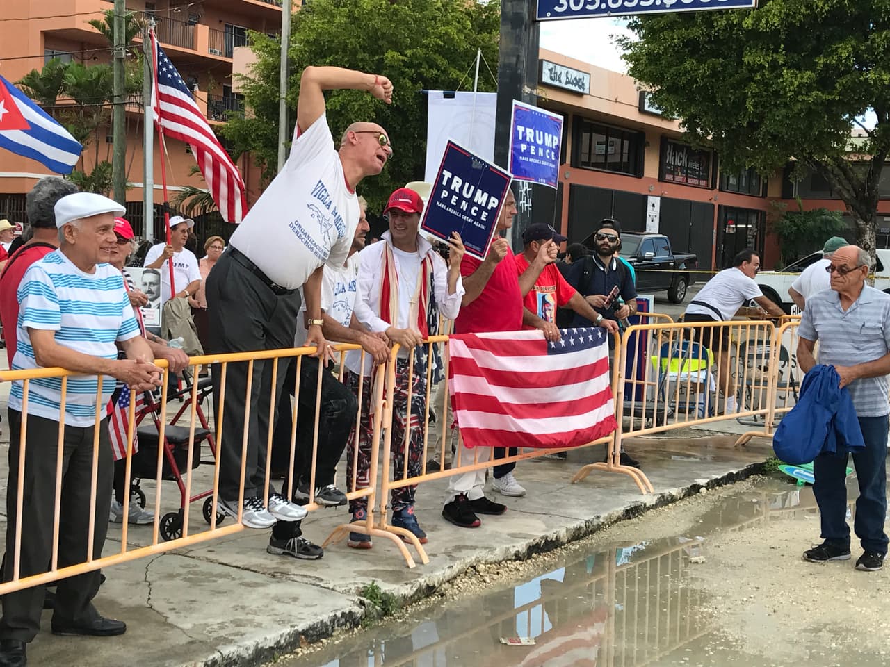 Del lado de los partidarios de Trump, cada frase del anuncio del presidente la celebraban como si de un gol se tratara.