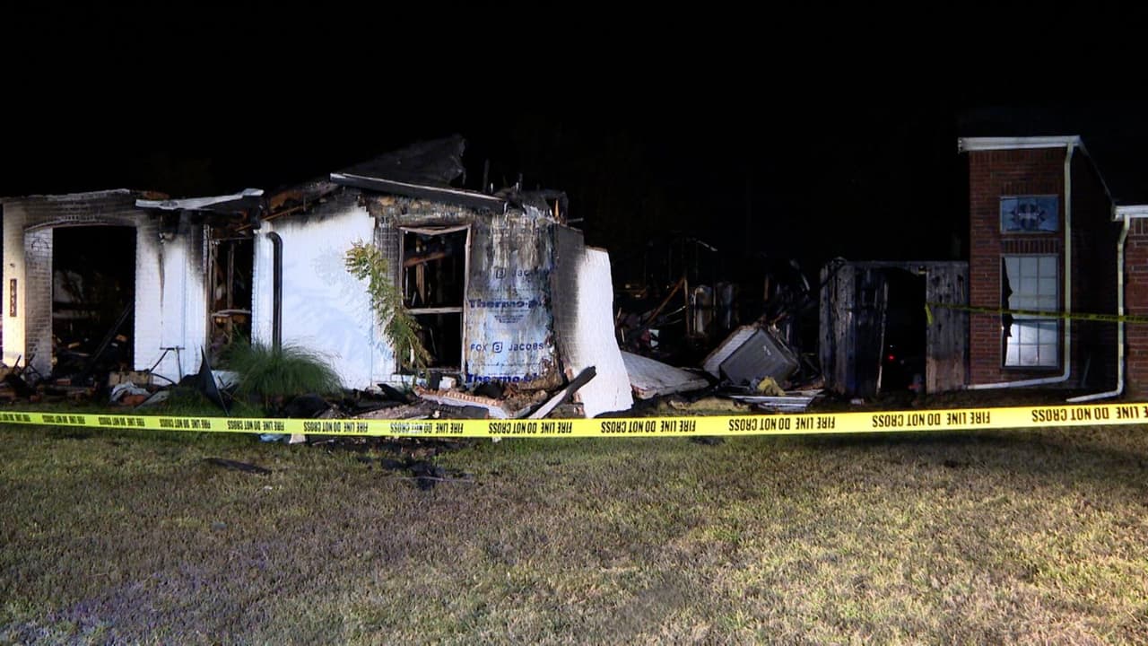 <h3 class="cms-H3-H3">Lo que debe saber hoy</h3> La zona de Freeman Drive 
<b>permaneció varias horas con acceso restringido</b> mientras se retiraban los escombros. 
<br>Si vives cerca, evita acercarse a las viviendas afectadas, 
<b>el calor residual puede reavivar el fuego.</b> 
<br>
<b>Revisa los detectores de humo</b> y asegúrese de que funcionen correctamente. 
<br>En caso de oler gas o humo, 
<b>llama de inmediato al 911.</b> 
<br>El incendio fue contenido, pero 
<b>el susto quedó encendido en el vecindario.</b>