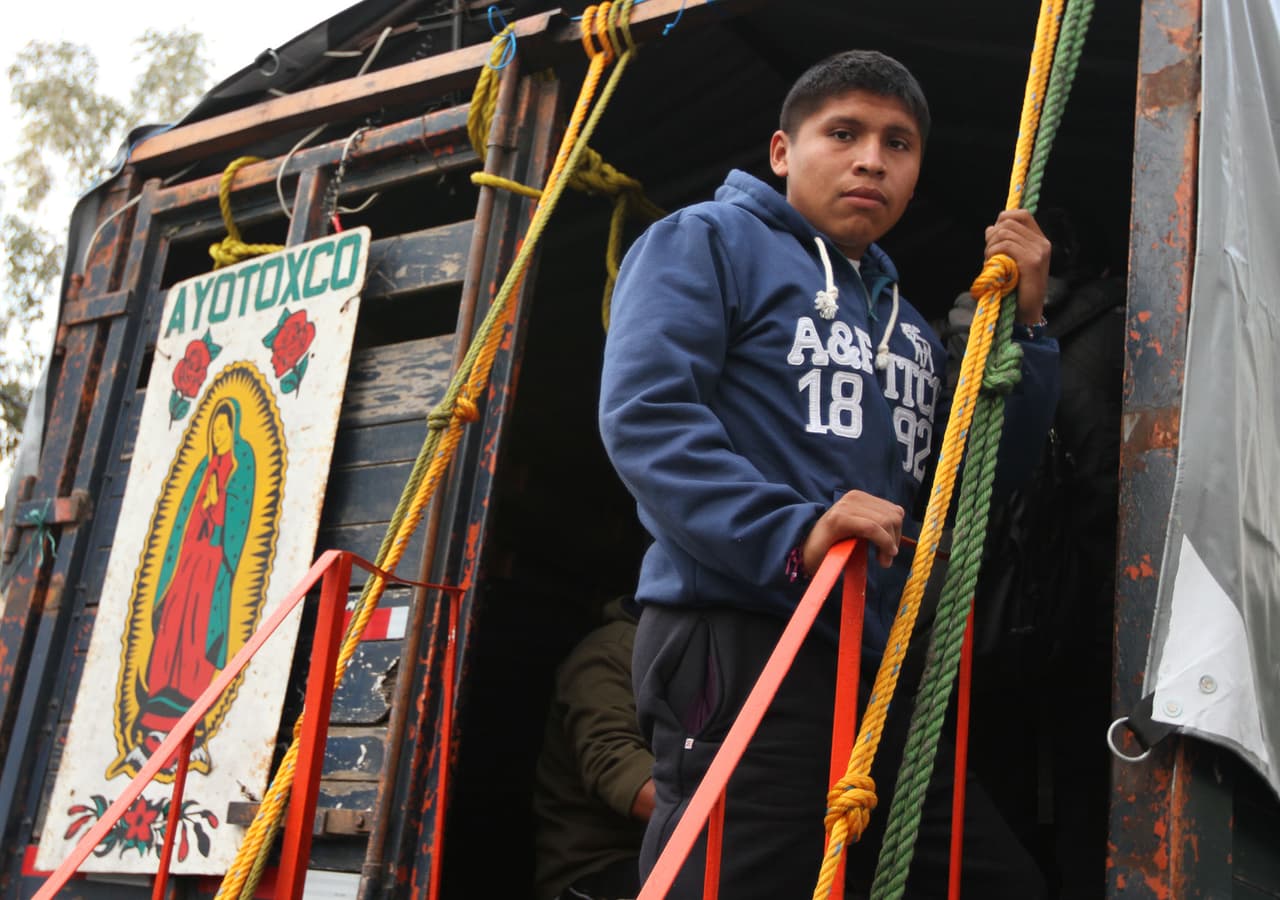 Algunos viajan en sus propios camiones que decoran con imágenes de La Guadalupana.