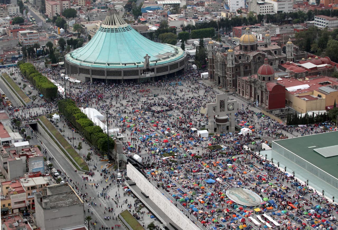 Aspecto aéreo de la llegada de miles de peregrinos a la Basílica de Guadalupe, en el marco del Día de la Virgen de Guadalupe