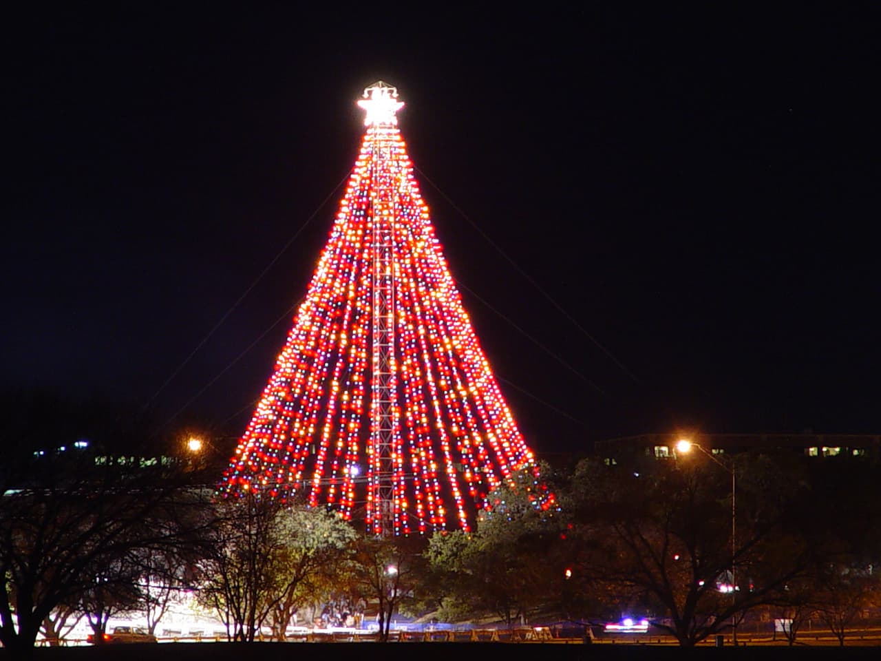 <b>Zilker Tree </b>
<br>
<a href="https://www.univision.com/local/austin-kakw/este-fin-de-semana-se-llevara-a-cabo-la-iluminacion-del-arbol-navideno-del-parque-zilker">El tradicional árbol de Navidad </a>mide 155 pies de altura y contiene más de 3.000 luces que rodean una de las torres históricas de Austin.
<br>Las luces están encendidas todas las noches desde las 6:00 p.m. hasta la medianoche. 
<br>Podrás visitar el lugar hasta el 1 de enero.