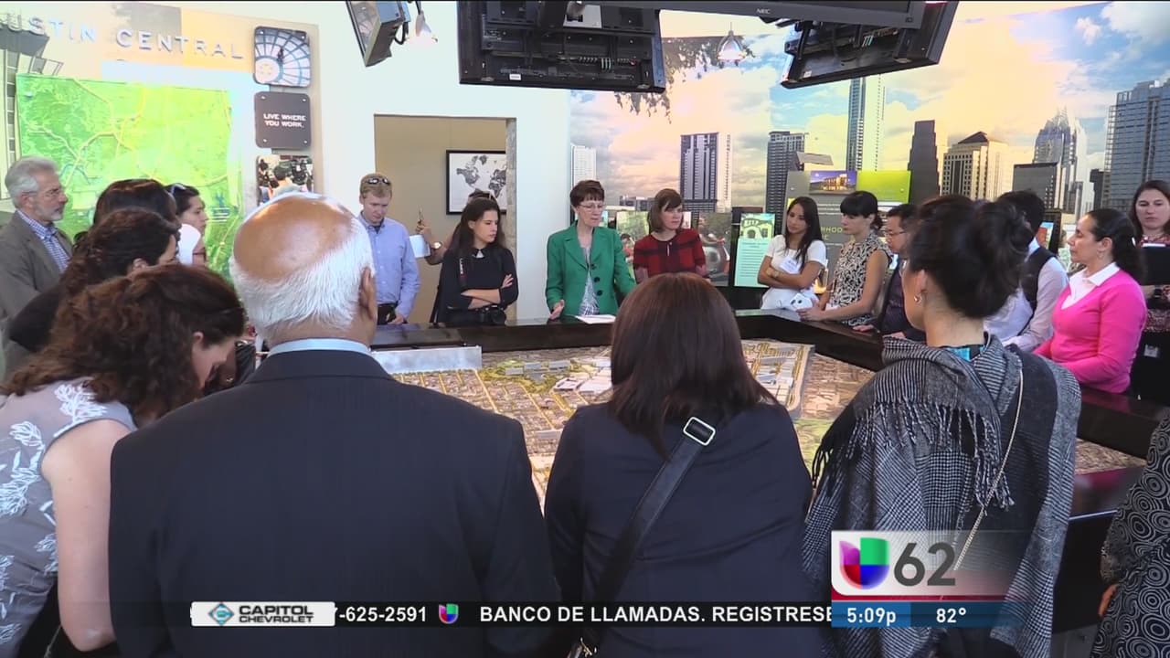 Líderes globales visitan comunidad ecológica de Austin
