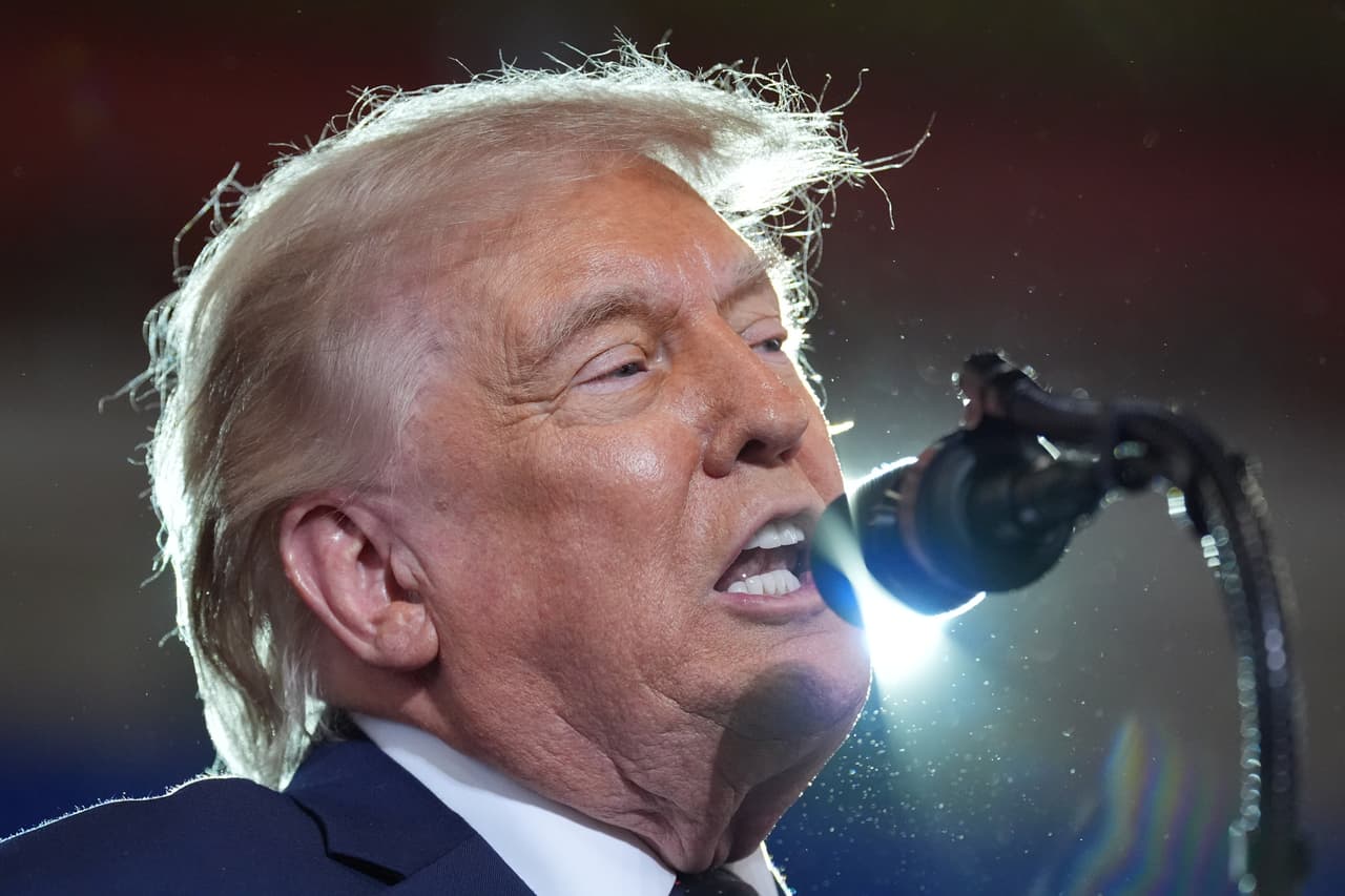 Donald Trump asiste a un evento masivo tras dejar la Casa Blanca en 2021 y mantenerse como una de las figuras más influyentes del Partido Republicano.